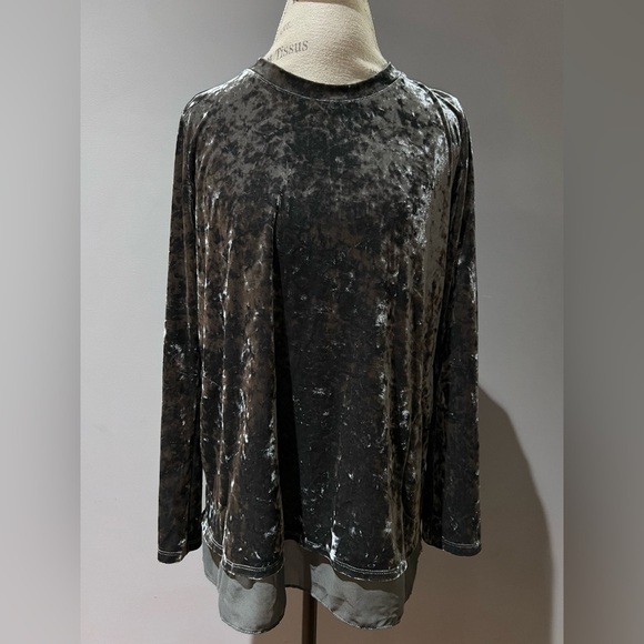 LOGO by Lori Goldstein Tops - LOGO by Lori Goldstein Knit Crushed Velvet Top w/ Chiffon Hem and side pockets
